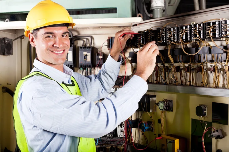 Électricien professionnel au travail — Demb Dépannage, Les Mureaux (78)